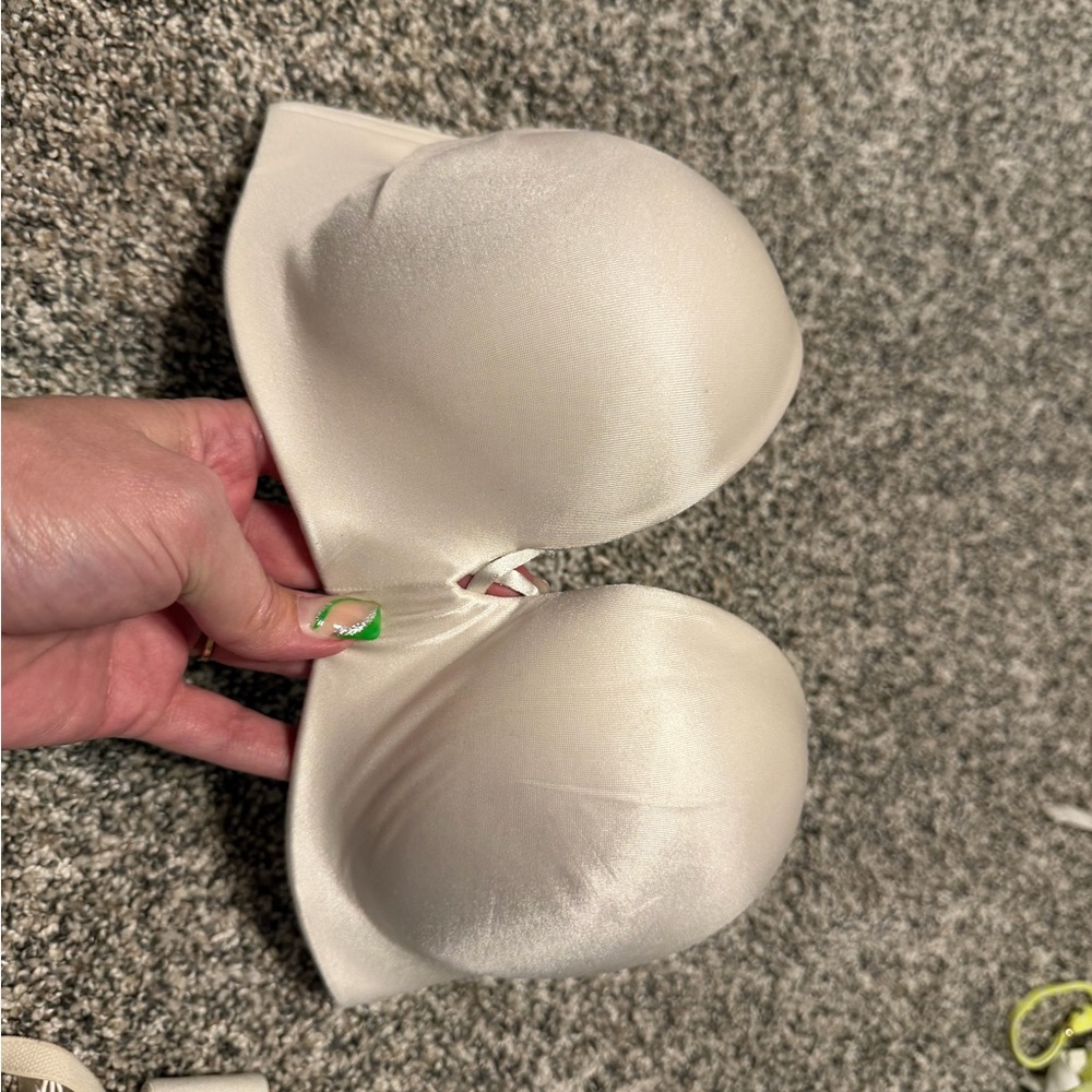 Victoria’s Secret Strapless Smooth Satin low plunge - Ivory